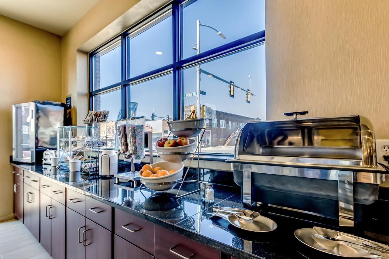 Cobblestone Inn & Suites - Waverly Екстер'єр фото