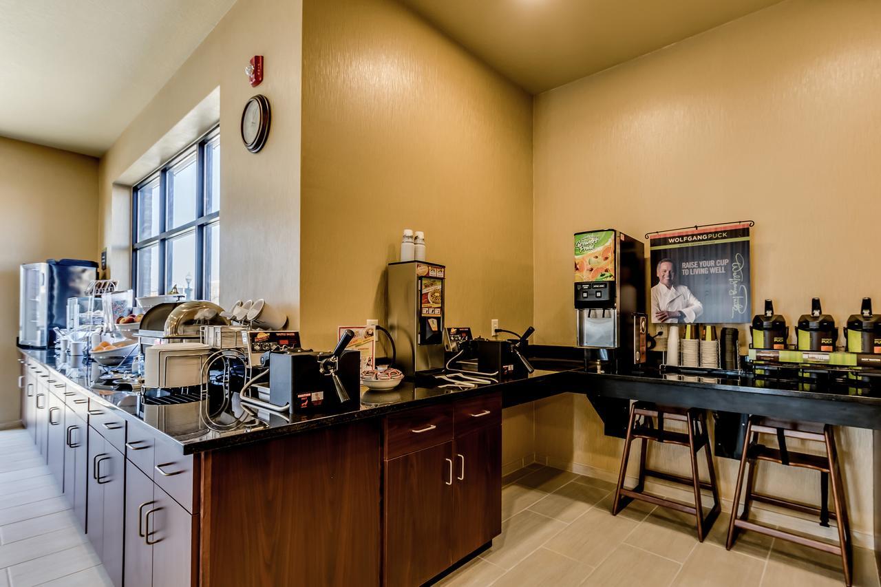 Cobblestone Inn & Suites - Waverly Екстер'єр фото